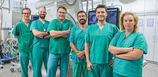 Das Team des Herzklappenzentrums Mainz (v.l.n.r.): Dr. Felix Kreidel, Dr. Tobias Ruf, Dr. Stephan von Bardeleben, Prof. Dr. Andres Beiras Fernandez, Dr. Alexander Tamm und Dr. Angela Kornberger. Das Team des Herzklappenzentrums Mainz (v.l.n.r.): Dr. Felix Kreidel, Dr. Tobias Ruf, Dr. Stephan von Bardeleben, Prof. Dr. Andres Beiras Fernandez, Dr. Alexander Tamm und Dr. Angela Kornberger.