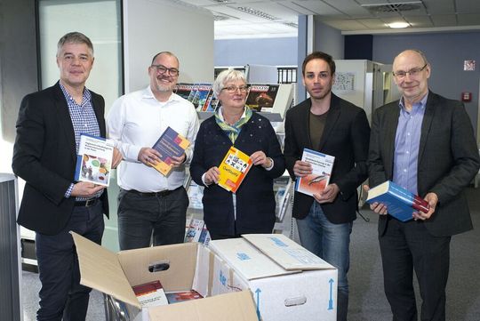(v. li.) Dr. Gunther Schunk (Vogel Communications Group), Marc Platthaus (Chefredakteur LABORPRAXIS), Angelika Benz und Dr. Sebastian Schneider sowie Schulleiter Wilhelm Ott (alle drei Klara-Oppenheimer-Schule) (v. li.) Dr. Gunther Schunk (Vogel Communications Group), Marc Platthaus (Chefredakteur LABORPRAXIS), Angelika Benz und Dr. Sebastian Schneider sowie Schulleiter Wilhelm Ott (alle drei Klara-Oppenheimer-Schule)
