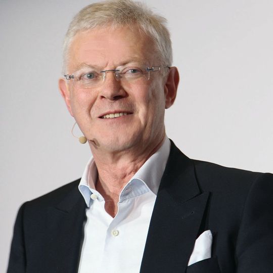 Laut Wolfgang Heuring, CEO der Siemens-Motion-Control-Business-Unit, wird Siemens auf der Hannover Messe zahlreiche Lösungen für den Maschinenbauer zeigen, von echtzeitbasierten Edge-Computing-Applikationen zur Datenanalyse und Leistungssteigerungen von komplexen Werkzeugmaschinen bis hin zur umfassenden Digitalisierung ganzer Fertigungslinien und Fabriken. Laut Wolfgang Heuring, CEO der Siemens-Motion-Control-Business-Unit, wird Siemens auf der Hannover Messe zahlreiche Lösungen für den Maschinenbauer zeigen, von echtzeitbasierten Edge-Computing-Applikationen zur Datenanalyse und Leistungssteigerungen von komplexen Werkzeugmaschinen bis hin zur umfassenden Digitalisierung ganzer Fertigungslinien und Fabriken.