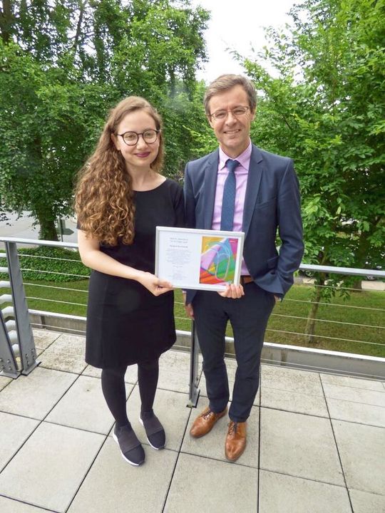 Die erste Med-El-Stipendiatin Pauline Burkhardt mit Gregor Dittrich, Geschäftsführer Med-El Deutschland. Die erste Med-El-Stipendiatin Pauline Burkhardt mit Gregor Dittrich, Geschäftsführer Med-El Deutschland.