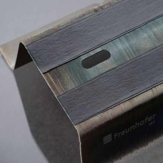 Bauteile aus Stahl mit Verstärkungen aus faserverstärktem Kunststoff sollen Karosserien leichter und belastbarer machen. Bauteile aus Stahl mit Verstärkungen aus faserverstärktem Kunststoff sollen Karosserien leichter und belastbarer machen.