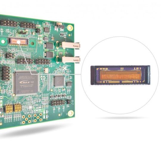 Bild 1: Das vorprogrammierte Evaluation Board (links) zum Line-Image-Bildsensor NSI3000 basiert auf dem Altera-FPGA Max10 und erlaubt Ausgabefrequenzen bis 20 MHz. Bild 1: Das vorprogrammierte Evaluation Board (links) zum Line-Image-Bildsensor NSI3000 basiert auf dem Altera-FPGA Max10 und erlaubt Ausgabefrequenzen bis 20 MHz.