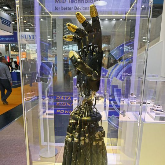 Die Roboterhand macht deutlich, welch vielfältigen Chancen die 3D-MID-Technologie bietet. Die Roboterhand macht deutlich, welch vielfältigen Chancen die 3D-MID-Technologie bietet.