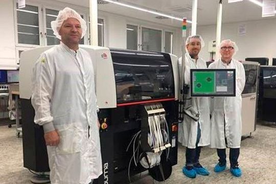 Herr Köpper und Herr Mück von Beflex zusammen mit Mirko Cygon, Essemtec Service, in der Beflex Fertigung. Herr Köpper und Herr Mück von Beflex zusammen mit Mirko Cygon, Essemtec Service, in der Beflex Fertigung.
