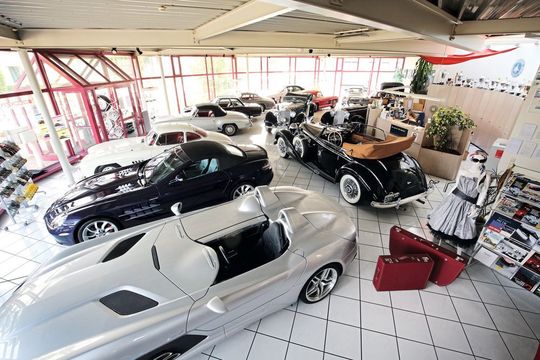 Eine „kleine Auswahl“: Der Showroom von Kienle Automobiltechnik bildet nur einen Teil der rund 80 laufend angebotenen Automobilraritäten ab. Groß und bekannt ist das Unternehmen mit seinen State-of-the-art-Restaurierungen geworden. Eine „kleine Auswahl“: Der Showroom von Kienle Automobiltechnik bildet nur einen Teil der rund 80 laufend angebotenen Automobilraritäten ab. Groß und bekannt ist das Unternehmen mit seinen State-of-the-art-Restaurierungen geworden.