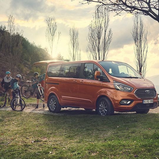 Der Tourneo Custom spart mit dem 48-Volt-Hybrid 0,2 bis 0,4 Liter Diesel. Der Tourneo Custom spart mit dem 48-Volt-Hybrid 0,2 bis 0,4 Liter Diesel.