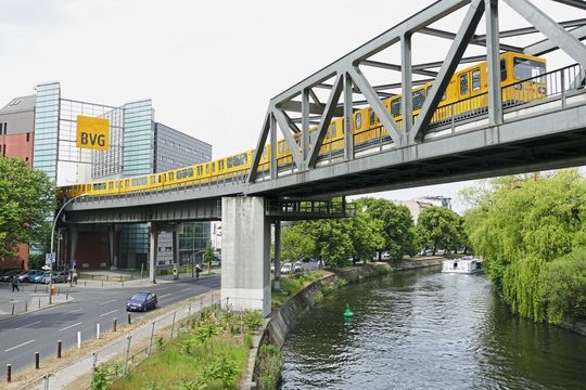 In der Servicewerkstatt der Berliner Verkehrsbetriebe kommen neue Arbeitsplatz- und Industrie 4.0-Lösungen von ELABO zum Einsatz. Sie erleichtern die Konzentration auf die handwerklichen Tätigkeiten und führen die Techniker an digital unterstützte Prozesse heran. In der Servicewerkstatt der Berliner Verkehrsbetriebe kommen neue Arbeitsplatz- und Industrie 4.0-Lösungen von ELABO zum Einsatz. Sie erleichtern die Konzentration auf die handwerklichen Tätigkeiten und führen die Techniker an digital unterstützte Prozesse heran.
