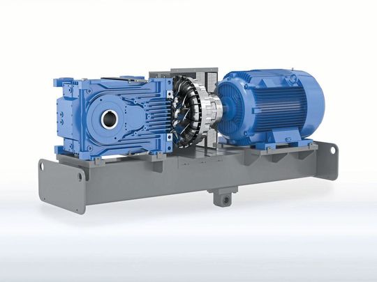 Die 2-stufigen Kegelstirnradgetriebe Maxxdrive XT wurden speziell für Anwendungen optimiert, in denen geringe Übersetzungen in Kombination mit hohen Leistungen gefragt sind. Die 2-stufigen Kegelstirnradgetriebe Maxxdrive XT wurden speziell für Anwendungen optimiert, in denen geringe Übersetzungen in Kombination mit hohen Leistungen gefragt sind.