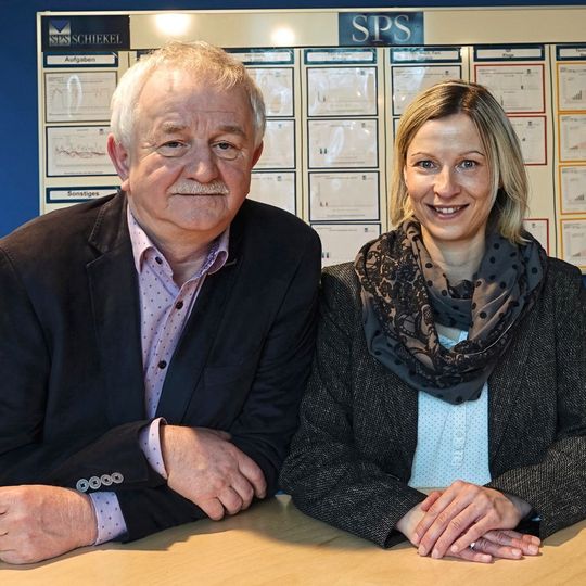 Geschäftsführer Dr.-Ing. Peter Schiekel und Jana Merzdorf, in der Geschäftsleitung zuständig für Personal und Finanzen. Geschäftsführer Dr.-Ing. Peter Schiekel und Jana Merzdorf, in der Geschäftsleitung zuständig für Personal und Finanzen.