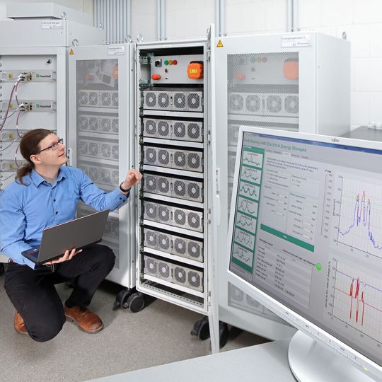 Stationärer elektrischer Energiespeicher zur Lastspitzenreduktion am Fraunhofer IISB in Erlangen. Stationärer elektrischer Energiespeicher zur Lastspitzenreduktion am Fraunhofer IISB in Erlangen.