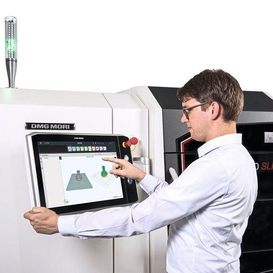 Die durchgängige CAM-Programmierung mit einheitlicher Bedienoberfläche trägt dazu bei, geometrisch hochkomplexe Bauteile bei minimalem Zeitaufwand extern programmieren und an der Maschine übernehmen zu können. Die durchgängige CAM-Programmierung mit einheitlicher Bedienoberfläche trägt dazu bei, geometrisch hochkomplexe Bauteile bei minimalem Zeitaufwand extern programmieren und an der Maschine übernehmen zu können.