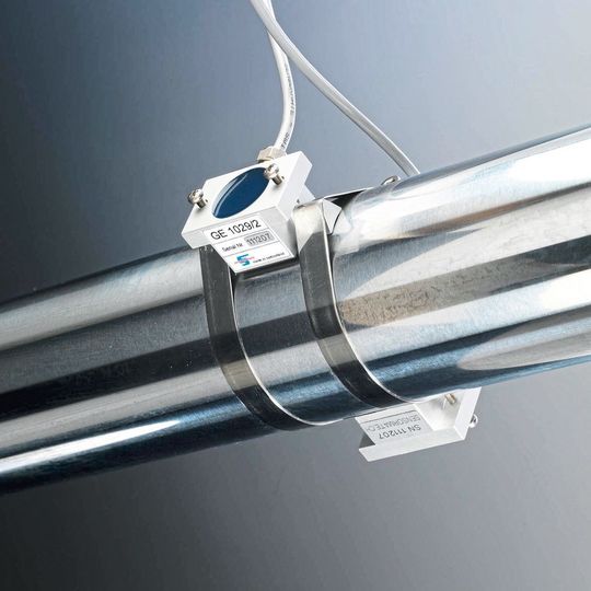 Der Aufpresssensor GE1029 wird paarweise montiert, wobei sich beide Module zur Biegungskompensation genau gegenüberliegen müssen. Der Aufpresssensor GE1029 wird paarweise montiert, wobei sich beide Module zur Biegungskompensation genau gegenüberliegen müssen.