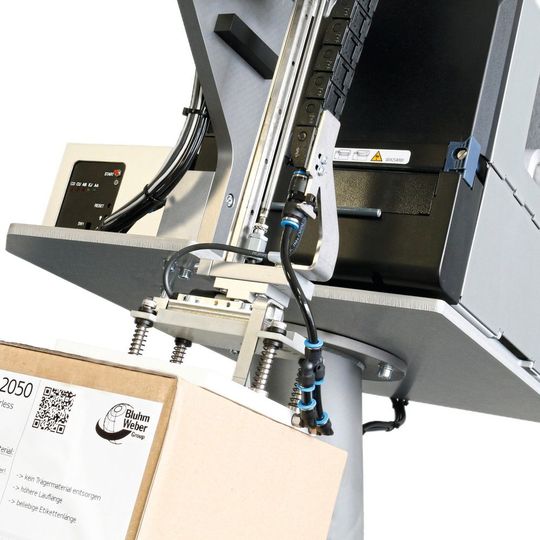 Etikettendruckspender schneidet individuelle Etikettenformate zu. Etikettendruckspender schneidet individuelle Etikettenformate zu.