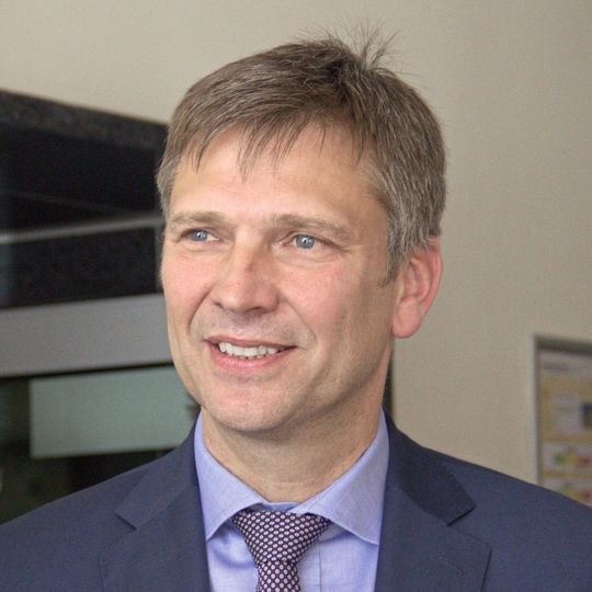 „Lapp ist Vorreiter bei der Entwicklung von Leitungen für Niederspannungs-Gleichstromnetze“, betont Georg Stawowy, Vorstand für Technik und Innovation bei der Lapp Holding AG in Stuttgart. „Lapp ist Vorreiter bei der Entwicklung von Leitungen für Niederspannungs-Gleichstromnetze“, betont Georg Stawowy, Vorstand für Technik und Innovation bei der Lapp Holding AG in Stuttgart.