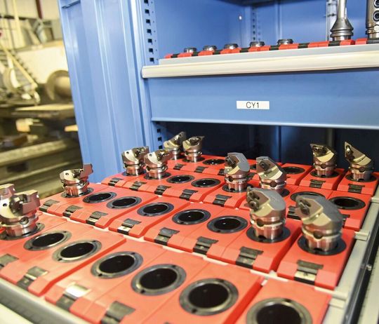 Anthony Machine aus den USA setzt bereits seit vielen Jahren in allen Fertigungsbereichen Werkzeuge von Kennametal ein. Als es darum ging, die neuen Y-Achs-Drehmaschinen von DMG Mori mit passenden Schnellwechselsystemen auszustatten, bewies Kennametal erneut seine produktivitätssteigernde Expertise. Anthony Machine aus den USA setzt bereits seit vielen Jahren in allen Fertigungsbereichen Werkzeuge von Kennametal ein. Als es darum ging, die neuen Y-Achs-Drehmaschinen von DMG Mori mit passenden Schnellwechselsystemen auszustatten, bewies Kennametal erneut seine produktivitätssteigernde Expertise.