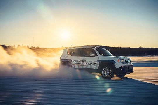 GKN erprobt Elektrofahrzeug mit Zweigang-Getriebe und Torque Vectoring. Der Prototyp wird beim Wintertest in schwedischen Arjeplog umfangreichen Tests unterzogen. GKN erprobt Elektrofahrzeug mit Zweigang-Getriebe und Torque Vectoring. Der Prototyp wird beim Wintertest in schwedischen Arjeplog umfangreichen Tests unterzogen.