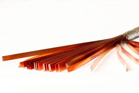 In einem neuartigen Verfahren werden am KIT dünne Bänder aus Rare-Earth Barium-Copper-Oxide zu Hochtemperatur-Supraleiterkabeln mit hoher Stromtragfähigkeit verarbeitet In einem neuartigen Verfahren werden am KIT dünne Bänder aus Rare-Earth Barium-Copper-Oxide zu Hochtemperatur-Supraleiterkabeln mit hoher Stromtragfähigkeit verarbeitet