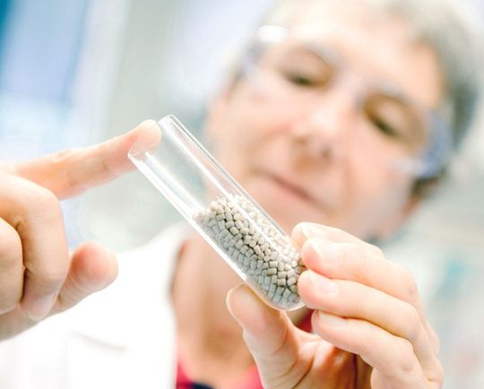 Evonik hat ein neues röntgensichtbares Kunststoffmaterial in Implantatqualität auf Basis von Polyetheretherketon entwickelt. Evonik hat ein neues röntgensichtbares Kunststoffmaterial in Implantatqualität auf Basis von Polyetheretherketon entwickelt.