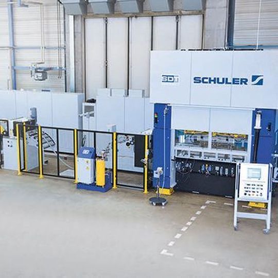Die Servopresse MSD 250 von Schuler ist kompakt, schnell und wirtschaftlich. Im Fokus der Unfallverhütung stehen Pressenbediener, Einrichter und anderer Personen im nahen Arbeitsbereich. Die Servopresse MSD 250 von Schuler ist kompakt, schnell und wirtschaftlich. Im Fokus der Unfallverhütung stehen Pressenbediener, Einrichter und anderer Personen im nahen Arbeitsbereich.