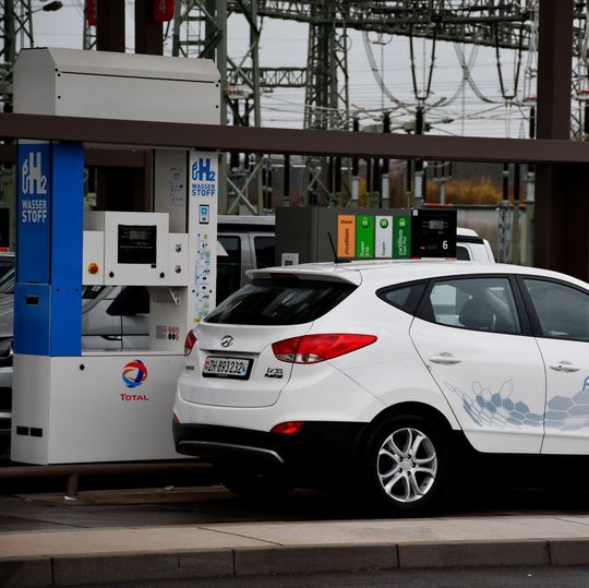 Wasserstoff enthält eine Menge Energie, die in elektrischen Strom umgewandelt werden kann. Wasserstoff enthält eine Menge Energie, die in elektrischen Strom umgewandelt werden kann.