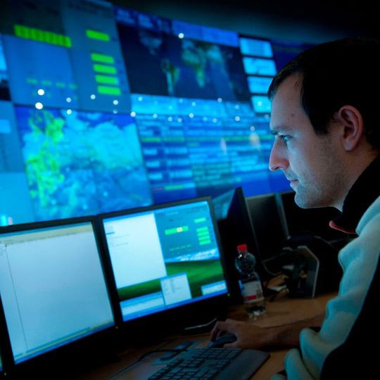 Telekom-Mitarbeiter im Rechenzentrum: Viel Erfahrung in der Hackerabwehr. Telekom-Mitarbeiter im Rechenzentrum: Viel Erfahrung in der Hackerabwehr.