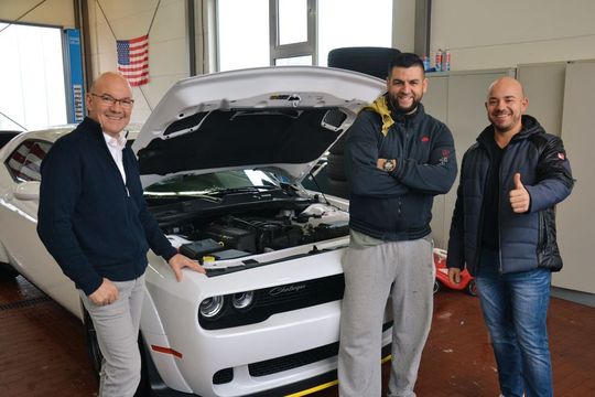 „Big Blocks – Muscle & Truck Dealer“: Inhaber und Geschäftsführer Peter Jakob (li.), Verkäufer Boris Kren und Geschäftsführer Benjamin Jakob (re.) betreiben seit September 2018 in Fulda/Peterberg einen Dodge-Ram-Standort, der ihnen vom Start weg sichtlich viel Freude bereitet. „Big Blocks – Muscle & Truck Dealer“: Inhaber und Geschäftsführer Peter Jakob (li.), Verkäufer Boris Kren und Geschäftsführer Benjamin Jakob (re.) betreiben seit September 2018 in Fulda/Peterberg einen Dodge-Ram-Standort, der ihnen vom Start weg sichtlich viel Freude bereitet.