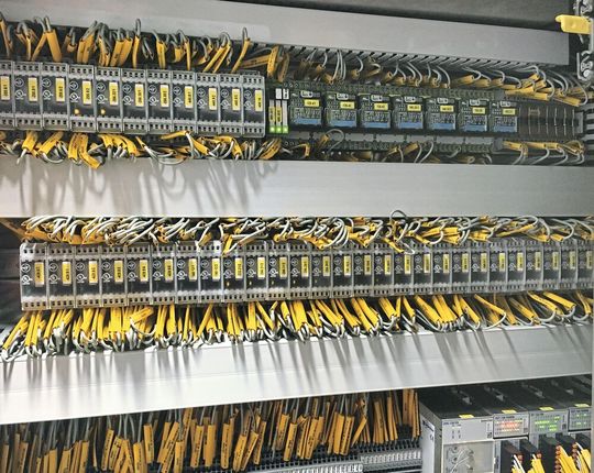 Lütze Transportation steuerte für die Erhaltungsfahrzeuge Komponenten wie Analog-Analog-Wandler, analoge Grenzwertschalter und zwangsgeführte Relaisbausteine bei.