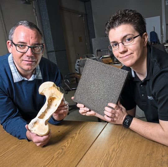 Die Materialforscher Stefan Diebels (l.) und Anne Jung (r.) haben sich von den schwammartigen Strukturen aus Knochen inspirieren lassen, um stabile aber leichte Metallschäume herzustellen. Die Materialforscher Stefan Diebels (l.) und Anne Jung (r.) haben sich von den schwammartigen Strukturen aus Knochen inspirieren lassen, um stabile aber leichte Metallschäume herzustellen.