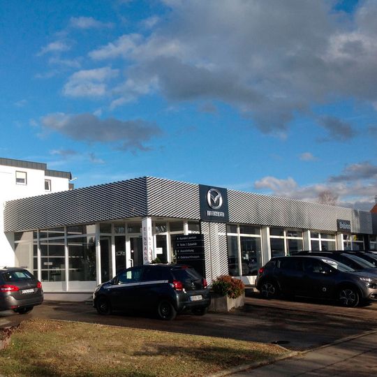 Der grundlegend renovierte Betrieb erfüllt die neue Mazda-CI. Der grundlegend renovierte Betrieb erfüllt die neue Mazda-CI.