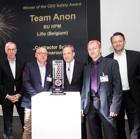 Freude über den ersten gewonnenen Laness CEO Safety Award: Stellvertretend für das Team aus Belgien nahmen Stefaan Verhelst (2. v. l.) und Bart Van den Driessche (2. v. r.) den Preis für die eigene innovative Sicherheitsidee entgegen. Freude über den ersten gewonnenen Laness CEO Safety Award: Stellvertretend für das Team aus Belgien nahmen Stefaan Verhelst (2. v. l.) und Bart Van den Driessche (2. v. r.) den Preis für die eigene innovative Sicherheitsidee entgegen.