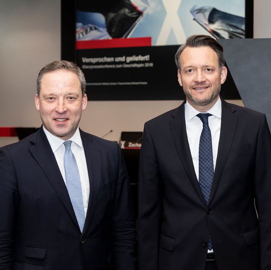 Vorstandsvorsitzender Matthias Zachert und Finanzvorstand Michael Pontzen stellten bei der Lanxess-Bilanzpressekonferenz die Ergebnisse für das Geschäftsjahr 2018 vor. Vorstandsvorsitzender Matthias Zachert und Finanzvorstand Michael Pontzen stellten bei der Lanxess-Bilanzpressekonferenz die Ergebnisse für das Geschäftsjahr 2018 vor.
