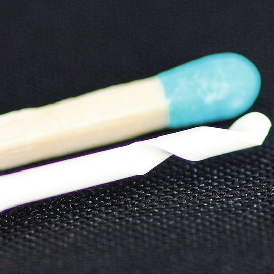 Die aus der neuen Keramik entwickelten Bohrer für Knochen schneiden kein Material heraus, sondern verdrängen und verdichten es. Die aus der neuen Keramik entwickelten Bohrer für Knochen schneiden kein Material heraus, sondern verdrängen und verdichten es.