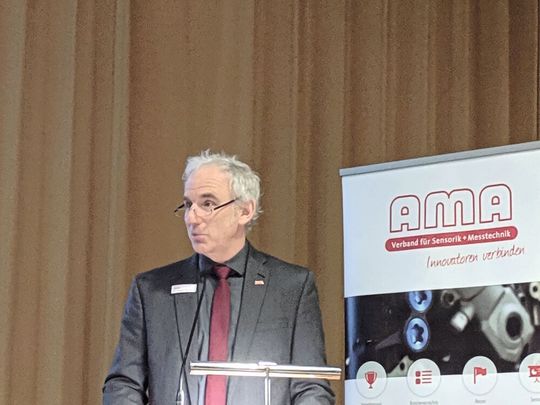 Thomas Simmons vom AMA Verband für Sensorik und Messtechnik konnte mit guten Zahlen aus der Brache aufwarten. Thomas Simmons vom AMA Verband für Sensorik und Messtechnik konnte mit guten Zahlen aus der Brache aufwarten.