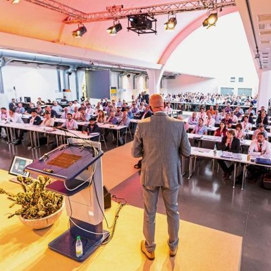 13. Anwenderkongress Steckverbinder: Auf dem internationalen Kongress zum Thema Steckverbinder
werden aktuelle Entwicklungen wie SPE, UTP, HV-Anwendungen und neue Beschichtungen diskutiert. 13. Anwenderkongress Steckverbinder: Auf dem internationalen Kongress zum Thema Steckverbinder
werden aktuelle Entwicklungen wie SPE, UTP, HV-Anwendungen und neue Beschichtungen diskutiert.