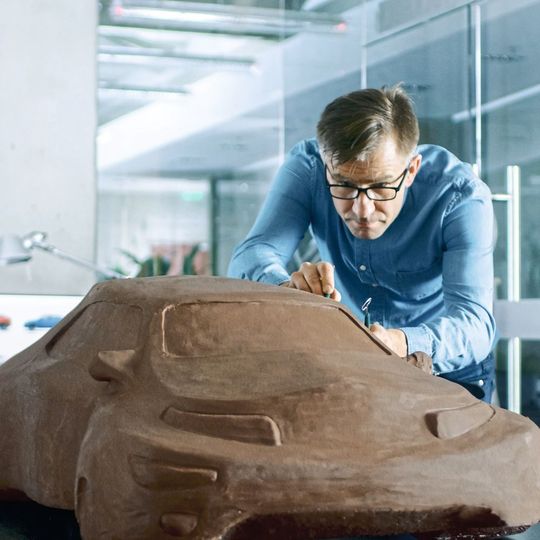 Im Automobilbau gibt es eine wichtige Gemeinsamkeit in der Arbeitsweise von Konstrukteuren und Softwareentwicklern: Der Fokus auf die ständige Erlebbarkeit des Produkts. Im Automobilbau gibt es eine wichtige Gemeinsamkeit in der Arbeitsweise von Konstrukteuren und Softwareentwicklern: Der Fokus auf die ständige Erlebbarkeit des Produkts.