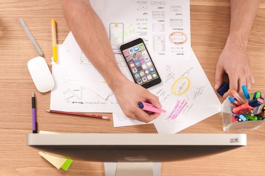Die Arbeitsmarktstudie zeigt, dass durch den technischen Fortschritt in der IT genauso wie im Finanz- und kaufmännischen Bereich neue Profile entstehen oder bestehende Spezialisierungen stärker nachgefragt werden. Die Arbeitsmarktstudie zeigt, dass durch den technischen Fortschritt in der IT genauso wie im Finanz- und kaufmännischen Bereich neue Profile entstehen oder bestehende Spezialisierungen stärker nachgefragt werden.