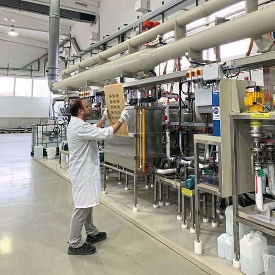 Neue Produktionslinie zur Veredelung von Leiterplatten mit chemisch Nickel-Gold in Betrieb Neue Produktionslinie zur Veredelung von Leiterplatten mit chemisch Nickel-Gold in Betrieb