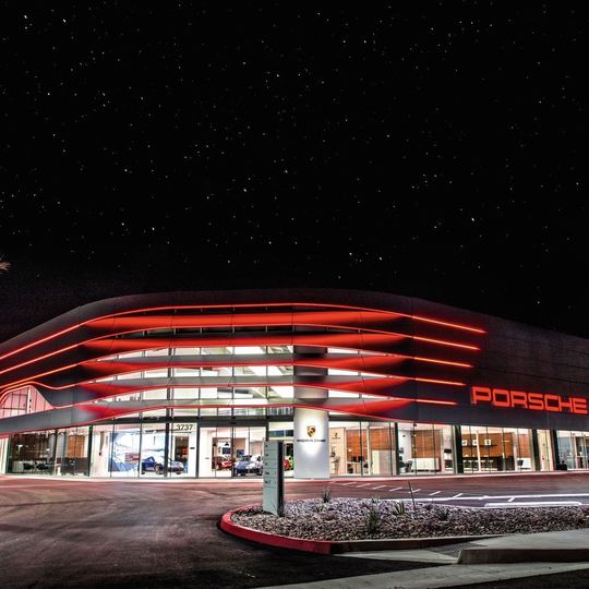 Porsche-Pilotbetrieb in Palm Springs: In den USA hat der Hersteller die neue CI schon an einem Standort erprobt. Ab 2020 soll sie auch in Deutschland kommen. Porsche-Pilotbetrieb in Palm Springs: In den USA hat der Hersteller die neue CI schon an einem Standort erprobt. Ab 2020 soll sie auch in Deutschland kommen.
