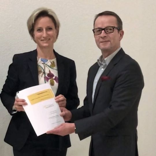 Ministerin Nicole Hoffmeister-Kraut und IFA-Direktor Prof. Stefan Reindl bei der Übergabe des Projektantrags. Ministerin Nicole Hoffmeister-Kraut und IFA-Direktor Prof. Stefan Reindl bei der Übergabe des Projektantrags.