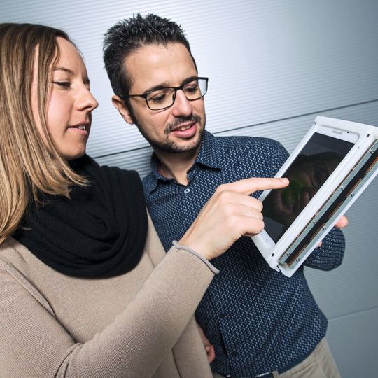 Der erste Touchscreen, der an die Fingerspitzen klopft: Die Ingenieure Sophie Nalbach und Steffen Hau testen den Prototyp. Der erste Touchscreen, der an die Fingerspitzen klopft: Die Ingenieure Sophie Nalbach und Steffen Hau testen den Prototyp.