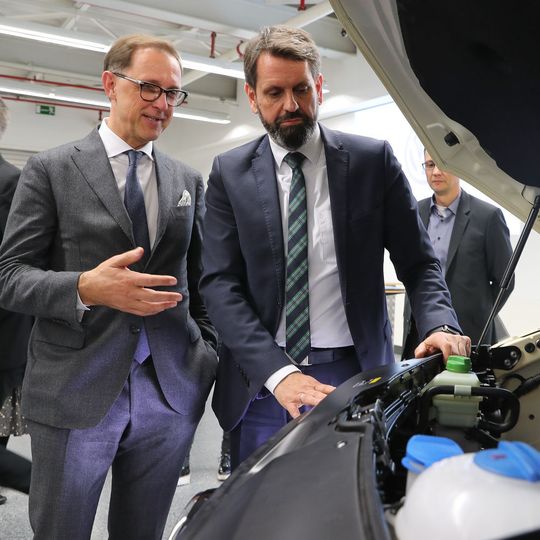 Niedersachsens Umweltminister Olaf Lies (re.) informierte sich kürzlich bei VW Nutzfahrzeuge-Chef Thomas Sedran über die Elektromobilität. Niedersachsens Umweltminister Olaf Lies (re.) informierte sich kürzlich bei VW Nutzfahrzeuge-Chef Thomas Sedran über die Elektromobilität.