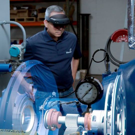 Das Maschinenbauunternehmen Howden hat mit Vuforia Studio und der Hololens 2 die Servicequalität verbessert. Das Maschinenbauunternehmen Howden hat mit Vuforia Studio und der Hololens 2 die Servicequalität verbessert.