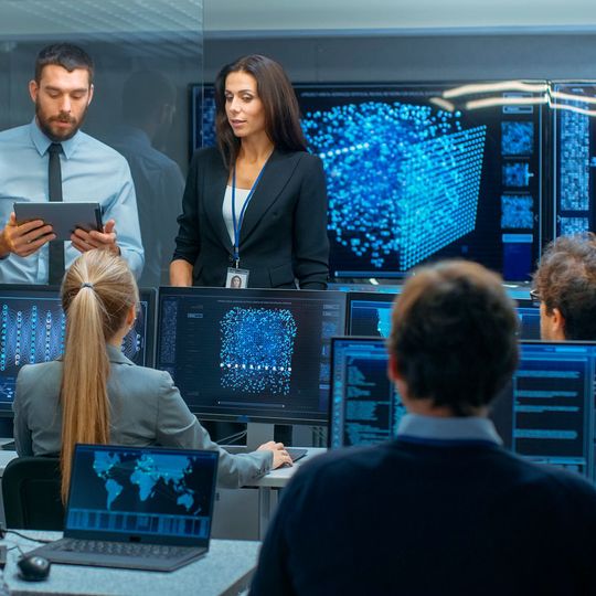 Um gegen gut vernetzte Cyber-Kriminelle vorzugehen, ist es wichtig, dass sich auch die Verwaltungsebenen untereinander verknüpfen. Um gegen gut vernetzte Cyber-Kriminelle vorzugehen, ist es wichtig, dass sich auch die Verwaltungsebenen untereinander verknüpfen.