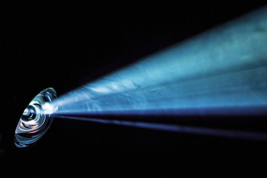 Projektion: Mithilfe eines DMDs für die Bühnenbeleuchtung können dank der Mikrospiegel-Arrays unterschiedliche Motive projiziert werden. Projektion: Mithilfe eines DMDs für die Bühnenbeleuchtung können dank der Mikrospiegel-Arrays unterschiedliche Motive projiziert werden.