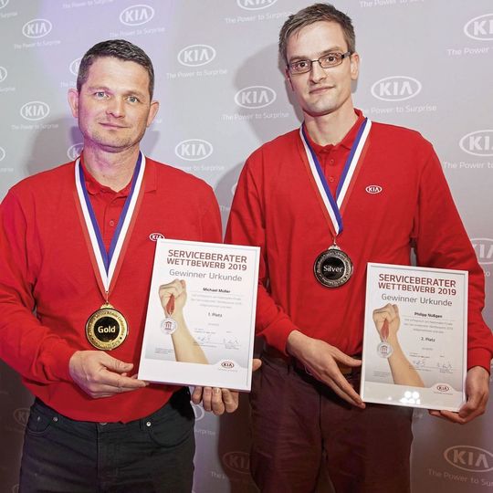 Michael Müller (Mitte) entschied den Kia-Serviceberater-Wettbewerb für sich. Auf dem Treppchen landeten zudem Philip Nüßgen (re.) und Andreas Würll (li.). Michael Müller (Mitte) entschied den Kia-Serviceberater-Wettbewerb für sich. Auf dem Treppchen landeten zudem Philip Nüßgen (re.) und Andreas Würll (li.).