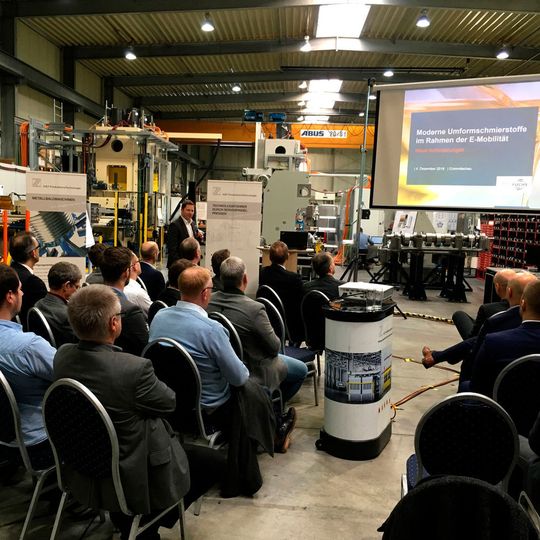 Teilnehmer des H&T-Anwenderforums diskutierten Parameter für die Auswahl der richtigen Umformtechnik. Teilnehmer des H&T-Anwenderforums diskutierten Parameter für die Auswahl der richtigen Umformtechnik.