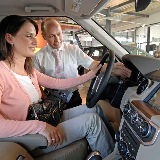 Etwa drei Viertel der Fahrzeughalter wollen in diesem Jahr genauso viel Geld für ihre Autos ausgeben wie im Vorjahr. Etwa drei Viertel der Fahrzeughalter wollen in diesem Jahr genauso viel Geld für ihre Autos ausgeben wie im Vorjahr.