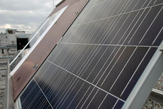 Entdecken kann man Störungen zum Beispiel mit einer Wärmebildkamera. Die Coburger Wissenschaftler wollen sie mithilfe einer Drohne über das Solarfeld fliegen und Temperaturunterschiede sichtbar machen. Entdecken kann man Störungen zum Beispiel mit einer Wärmebildkamera. Die Coburger Wissenschaftler wollen sie mithilfe einer Drohne über das Solarfeld fliegen und Temperaturunterschiede sichtbar machen.