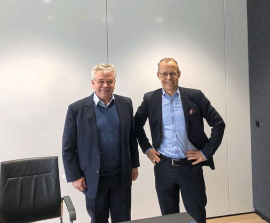 Die Tochtergesellschaft von HMS Networks AB – HMS Industrial Networks – hat die Mehrheitsanteile an der Webfactory GmbH erworben (v.l.): Bernhard Böhrer, CEO Webfactory und Staffan Dahlström, CEO HMS Networks. Die Tochtergesellschaft von HMS Networks AB – HMS Industrial Networks – hat die Mehrheitsanteile an der Webfactory GmbH erworben (v.l.): Bernhard Böhrer, CEO Webfactory und Staffan Dahlström, CEO HMS Networks.