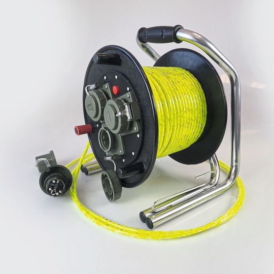 Die reflektierende Leitung Helupower Reflect von Helukabel vereint elektrische Energieübertragung und optische Signalwirkung in einem.